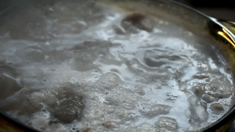 电饭煲+卤牛肉,水开之后，撇出浮沫，将牛肉洗干净