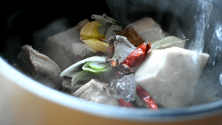 电饭煲+卤牛肉,倒上足量的热水