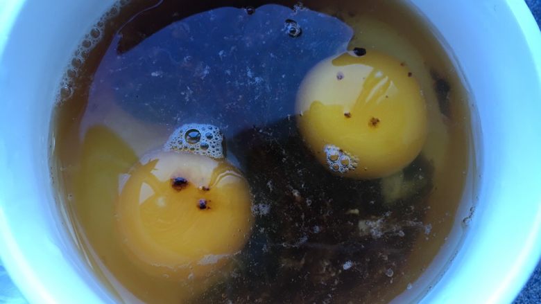 黑糖黄酒炖鸡蛋,放入炖盅里