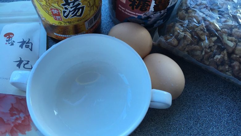 黑糖黄酒炖鸡蛋,准备好材料炖盅