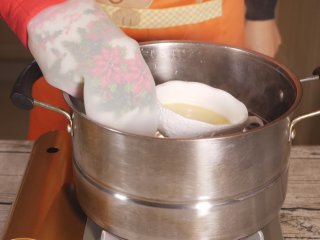 创意儿童餐 小鱼鸡蛋羹,蛋羹蒸好后出锅，表面凝固即可。蒸锅暂时不要清理，后面还需要用到。