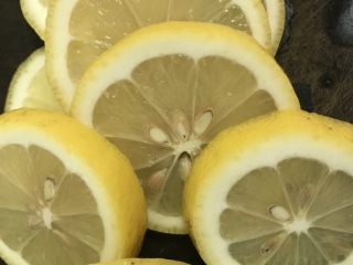 柠檬鸡翅,洗净的柠檬去头尾，切片后把子挖干净，不然会有苦味的。