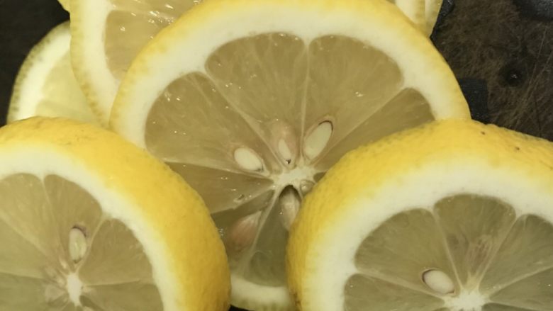 柠檬鸡翅,洗净的柠檬去头尾，切片后把子挖干净，不然会有苦味的。