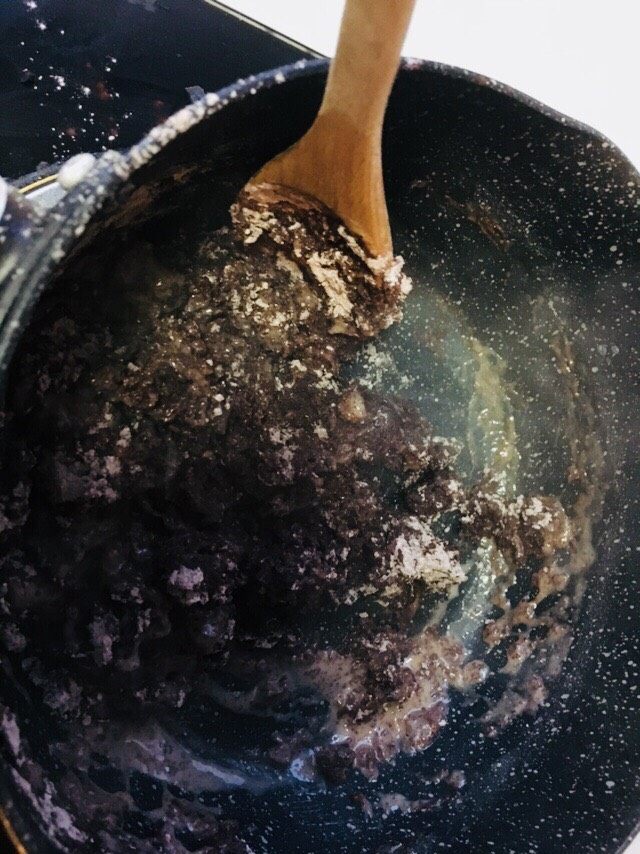脏脏车轮泡芙,一定要等看不到干粉后，再开小火继续搅拌。