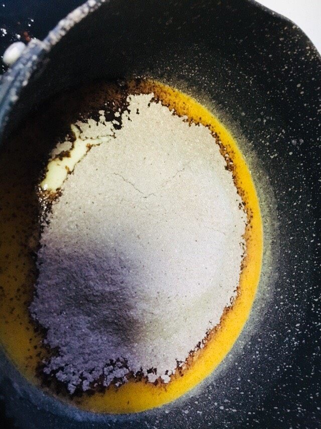 脏脏车轮泡芙,筛入事先混合好的低粉和可可粉。