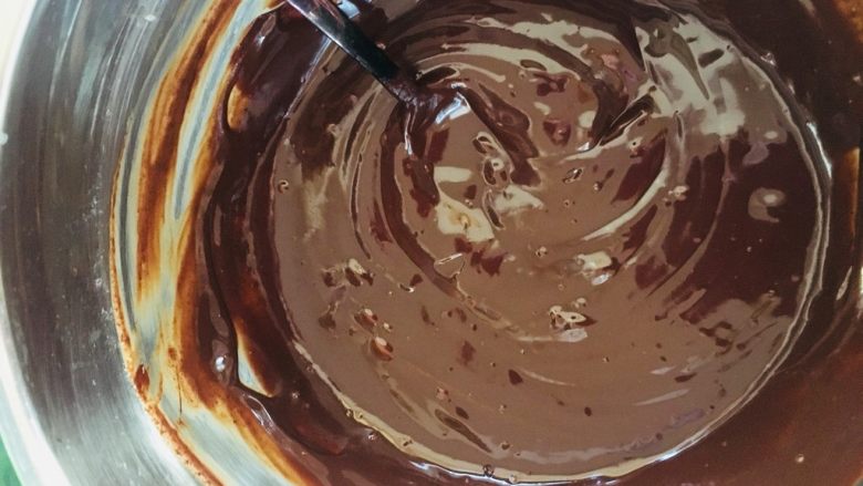 脏脏车轮泡芙,淋面酱～淡奶油加热，倒入黑巧克力中，搅拌均匀。