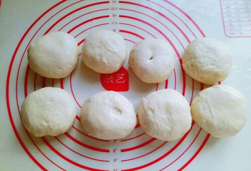 奶香小面包,将排气松弛好的面团分割成8等份，盖上保鲜膜松弛10分钟。