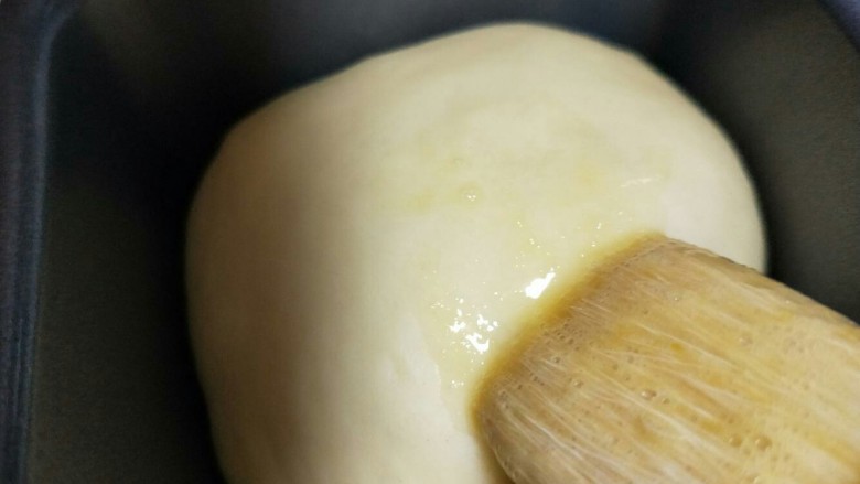 奶香小面包,发酵的面包胚刷上一层薄薄的蛋液。