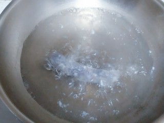 电饭煲+香菇腊香肠焖饭,水沸了之后，滚动下，捞起来，捞起来之后可以看到锅里有白色的浮沫