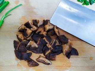 电饭煲+香菇腊香肠焖饭,每一个香菇切四块