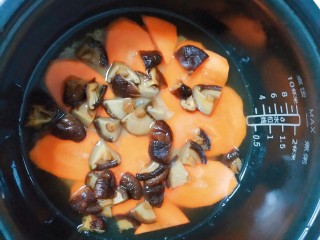 电饭煲+香菇腊香肠焖饭,把香菇放进去