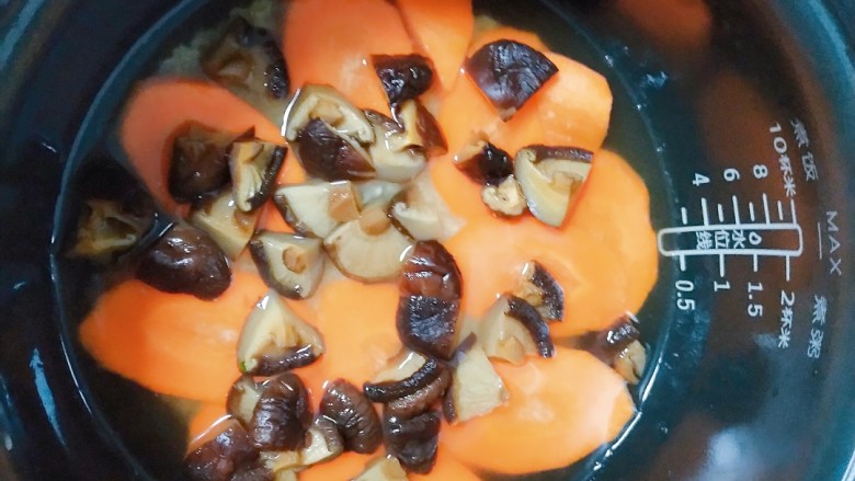电饭煲+香菇腊香肠焖饭,把香菇放进去
