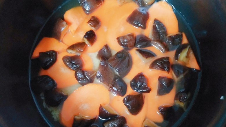 电饭煲+香菇腊香肠焖饭,把香菇的底朝下，容易熟些