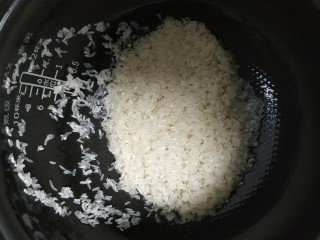 电饭煲+香菇腊香肠焖饭,洗米，不要超过三遍，会破坏米的营养