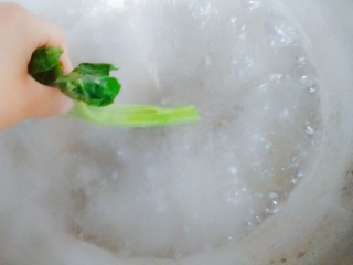 电饭煲+香菇腊香肠焖饭,锅里加水烧开，把青菜苔的根部先放里面烫一下