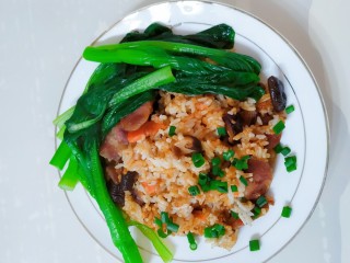 电饭煲+香菇腊香肠焖饭,将青菜放上去点缀一下