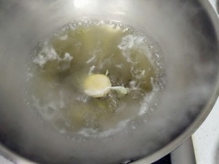 电饭煲+香菇腊香肠焖饭,这个鸡蛋是下午做双皮奶剩下来的，不能浪费掉，放到煮菜苔的水里煮熟