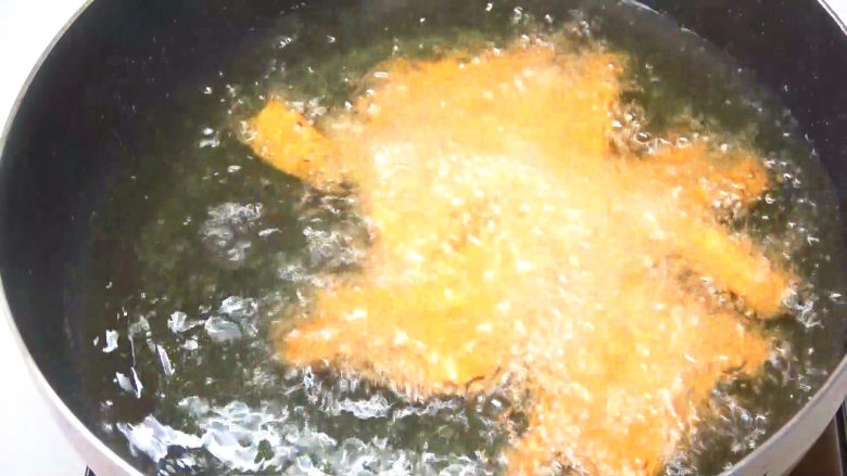 香锅牛蛙虾,起锅热油，下入红薯