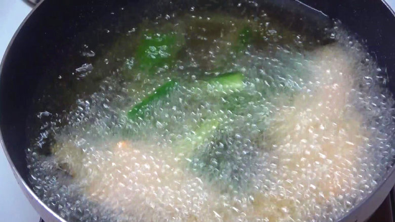 香锅牛蛙虾,红薯快炸熟时下入黄瓜炸至一会捞出