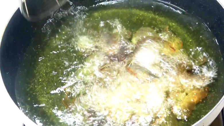香锅牛蛙虾,再把虾的表皮炸至酥脆