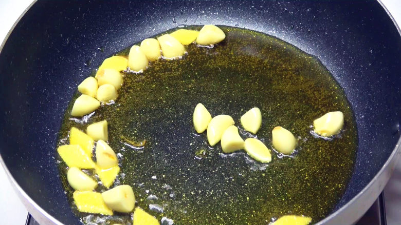 香锅牛蛙虾,起锅倒油，炒香姜蒜