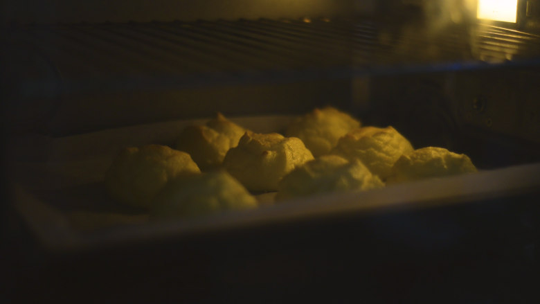 无面粉云朵面包,170度，30分钟。可以开启烤箱的热风模式。刚烤完是非常轻脆的，一碰就碎，建议冷却后再用手拿取。