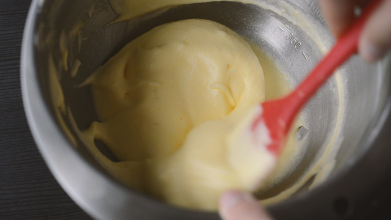 无面粉云朵面包,将蛋白霜和蛋黄用翻拌到方式，轻轻混合在一起。