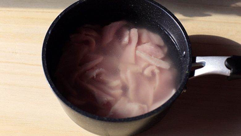 秘制牙签肉,放锅中用温水浸泡五分钟去除腥血味