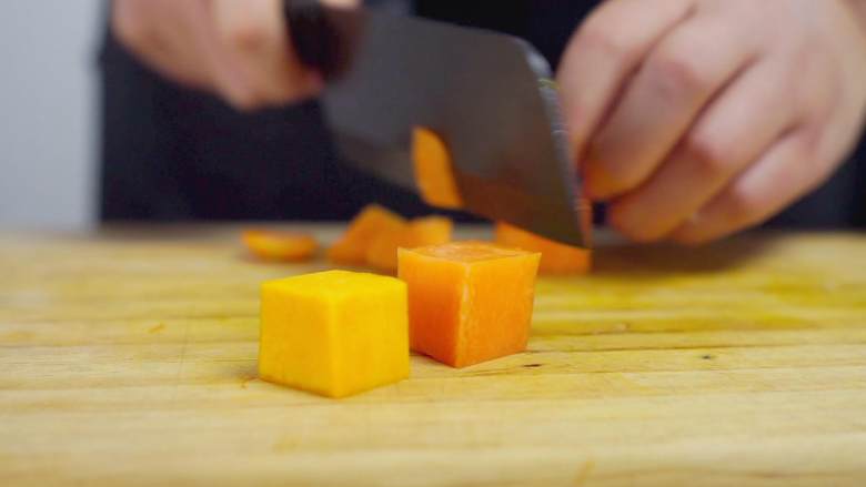 谁说牛排一定要搭配黑胡椒酱，这样做不仅好看也好吃呐,胡萝卜按照南瓜的大小也切成方块
