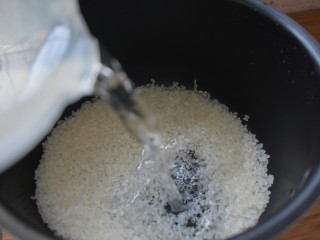 电饭煲+番茄饭,淘洗干净之后，倒入清水，水量比平时蒸米饭稍微少一点点