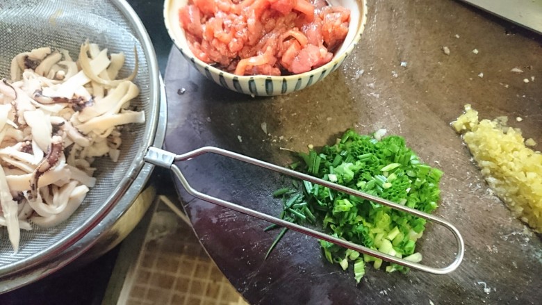 鱿爆笋丝,瘦肉先用少量盐，酱油腌制，鱿鱼沥水