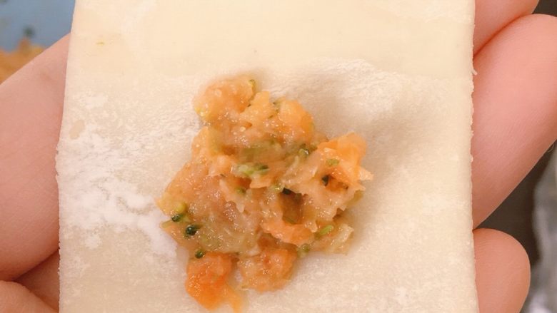 胡萝卜西兰花蛋黄猪肉小馄饨,第二种包法：取适量馅料放在饺子皮上（同样的不要太多哦），然后在上面空白部分沾一点清水