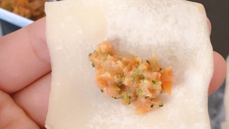 胡萝卜西兰花蛋黄猪肉小馄饨,第一种包法：取适量馅料放在饺子皮上（不要贪心，放多了会露馅😂）