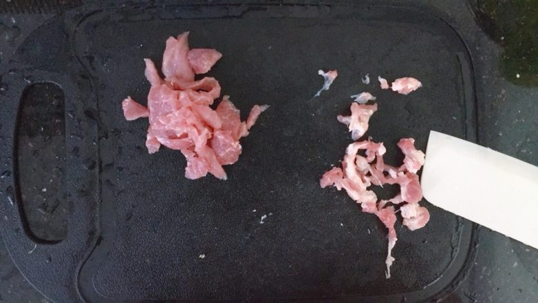 胡萝卜西兰花蛋黄猪肉小馄饨,猪肉去掉白色脂肪部分（小宝宝不要吃得太肥腻哦）