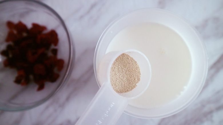 蔓越莓牛奶发糕,酵母倒入配方奶中温度不可超过40度，如果是牛奶可以温热后放酵母激发酵母活性