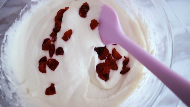 蔓越莓牛奶发糕,加入果干后搅拌均匀，也可以把蔓越莓干换成葡萄干