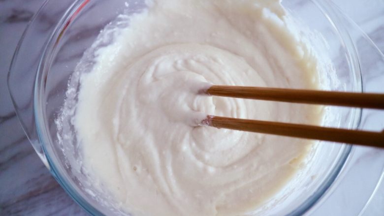 蔓越莓牛奶发糕,搅拌时候会发现越搅拌越粘稠，直到搅拌均匀无干面粉即可，搅拌好的面糊是很粘稠的