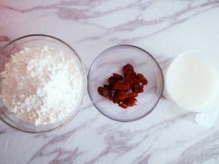 蔓越莓牛奶发糕,准备好所需要的原料，面粉，果干，配方奶和酵母