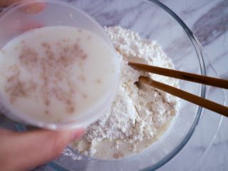 蔓越莓牛奶发糕,倒入面粉中，面粉可以用低筋粉或者普通面粉加少量玉米淀粉，低筋更松软
