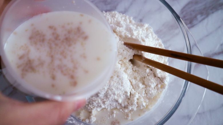蔓越莓牛奶发糕,倒入面粉中，面粉可以用低筋粉或者普通面粉加少量玉米淀粉，低筋更松软