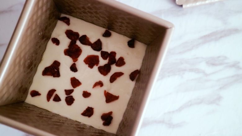 蔓越莓牛奶发糕,均匀的铺好果干
