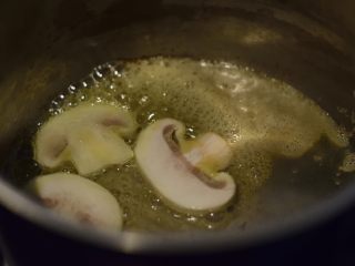 西兰花蘑菇浓汤,两面略煎至焦黄。