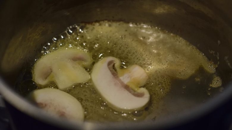 西兰花蘑菇浓汤,两面略煎至焦黄。