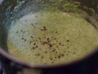 西兰花蘑菇浓汤,煮到自己喜欢的稠度，磨入黑胡椒粉。