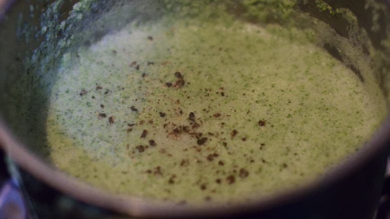 西兰花蘑菇浓汤,煮到自己喜欢的稠度，磨入黑胡椒粉。