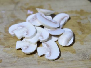 西兰花蘑菇浓汤,蘑菇切片。