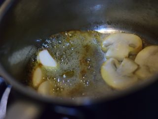 西兰花蘑菇浓汤,煎蘑菇的中途加入蒜瓣一起煎香。