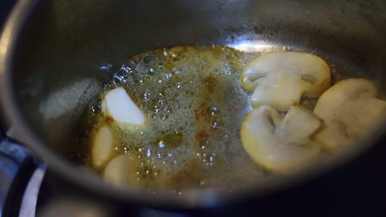 西兰花蘑菇浓汤,煎蘑菇的中途加入蒜瓣一起煎香。
