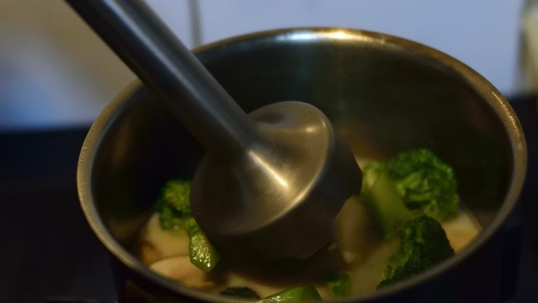 西兰花蘑菇浓汤,趁食材温度已经降下来的机会，用料理棒打碎。如果喜欢细腻的，就多打一会儿。我喜欢稍微吃的出颗粒感。
