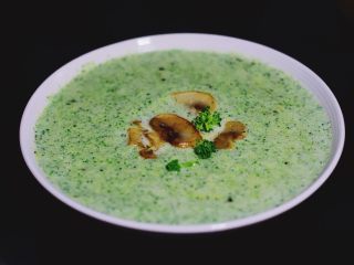 西兰花蘑菇浓汤,关火，倒入碗里，将之前留出的蘑菇片轻轻的放出汤面上。